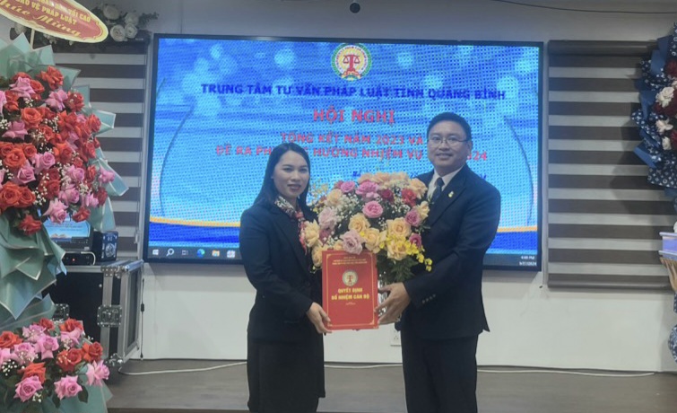 Trao Quyết định bổ nhiệm về công tác cán bộ