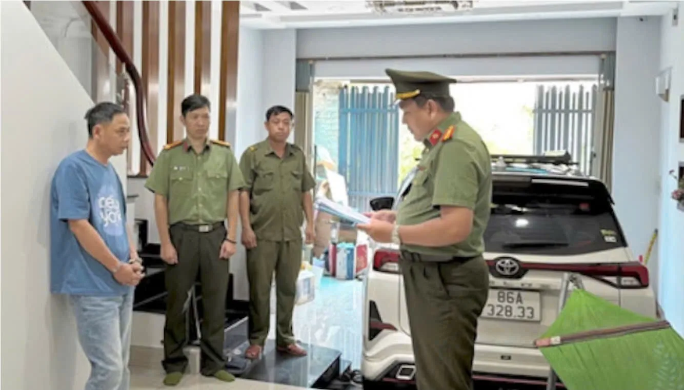 Các đối tượng Nguyễn Hoàng Tuấn (áo xanh da trời) và Nguyễn Trọng Nghĩa (áo đen đỏ) trong đường dây mua bán trái phép hóa đơn (Ảnh: CACC)