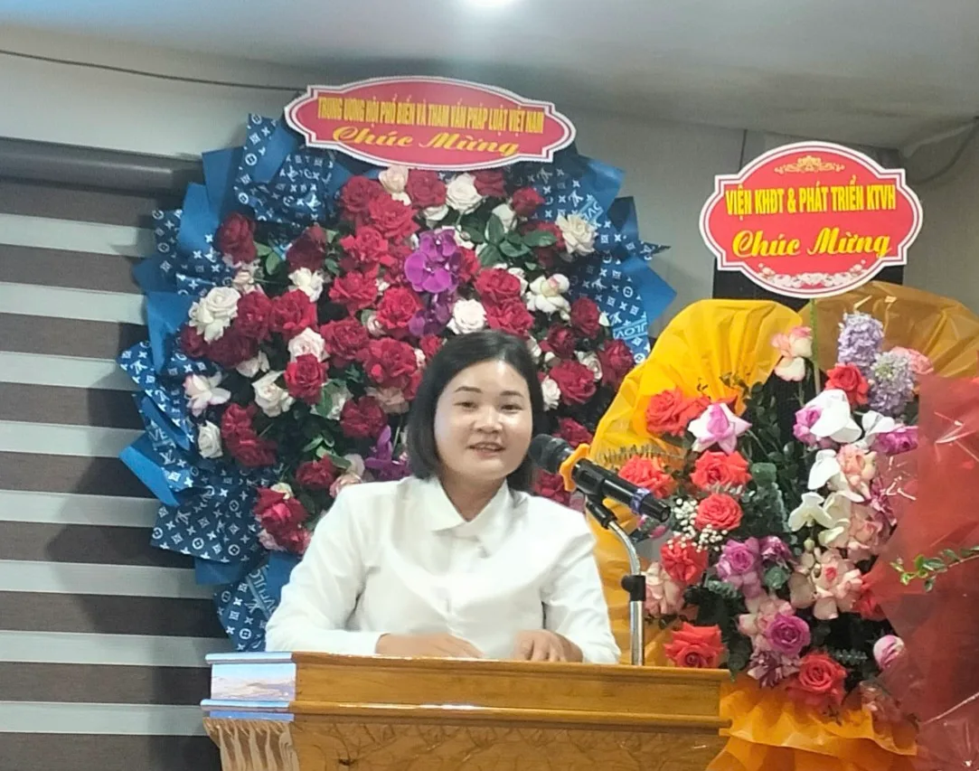 Đồng chí Phùng Thị Ngọc Hạnh, cán bộ nghiệp vụ đọc nội dung chương trình của Hội nghị.