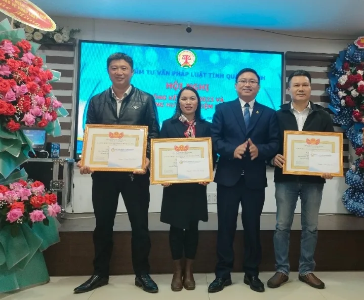 Đồng chí Giám đốc trao giấy khen cho các cá nhân đạt thành tích xuất sắc trong năm 2023.