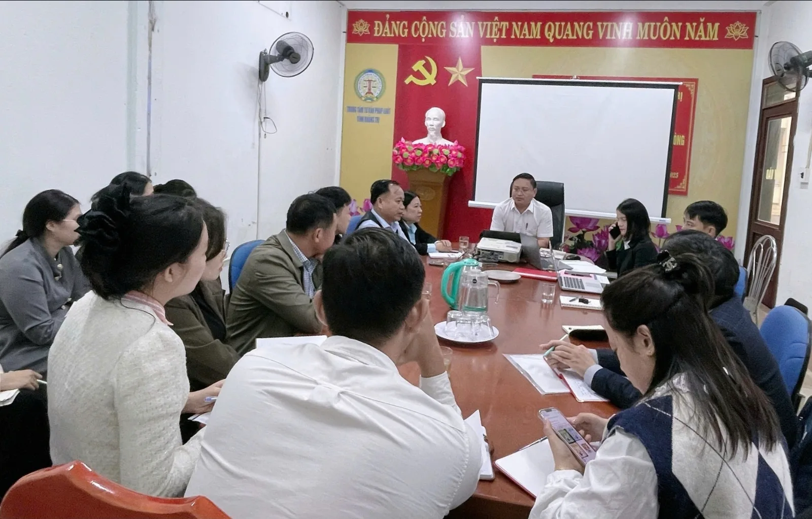 Tập thể cán bộ, luật sư, tư vấn viên và cộng tác viên luôn sẳn sàng hỗ trợ tư vấn miễn phí cho hộ nghèo và gia đình chính sách.