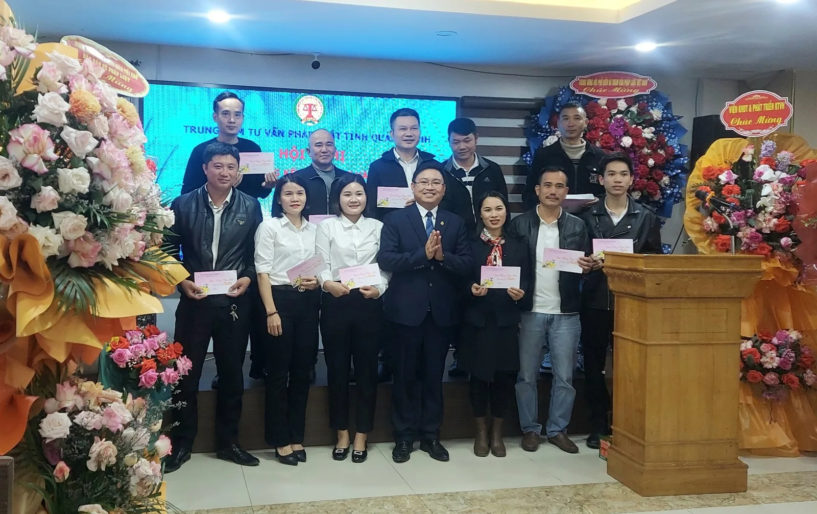 Thay mặt đơn vị, đồng chí Giám đốc gửi quà Chúc mừng năm mới 2024 đến tập thể cán bộ và đối tác.