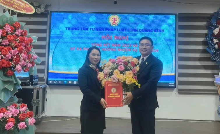 Đồng chí Giám đốc trao quyết định bổ nhiệm cho đồng chí Phạm Thị Thương, giữ chức vụ Phó Trưởng phòng Hành chính.